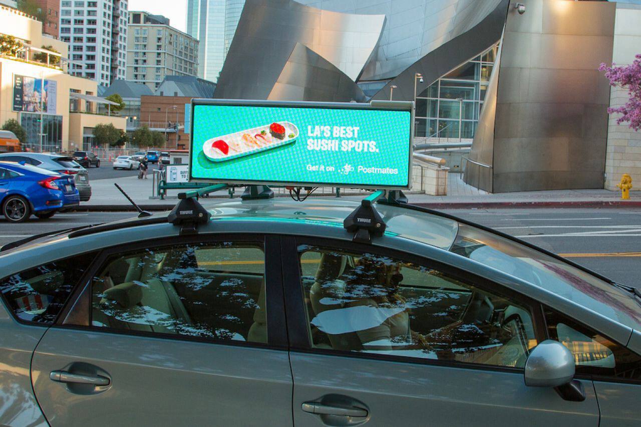 بیلبوردهای دیجیتالی نصب شده روی سقف برخی از خودروهای شرکت اوبر فضای جدیدی برای نمایش تبلیغات هستند